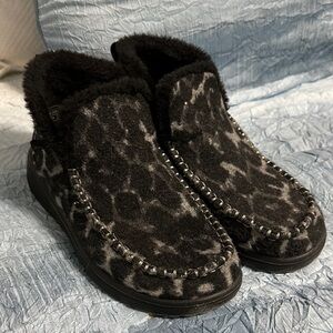 59. Women's Black and Gray Fur shoes